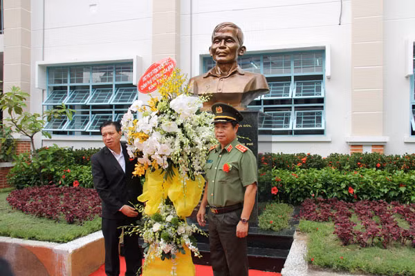 Thượng tướng Phạm Dũng dâng hoa trước tượng đài anh hùng liệt sỹ Hoàng Minh Đạo.