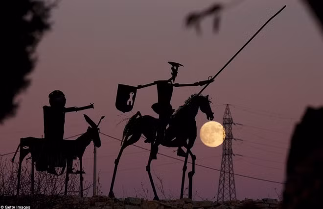 Tượng nhân vật Don Quixote De La Mancha tại Munera, gần Albacete, Tây Ban Nha. Ảnh: Getty Images.