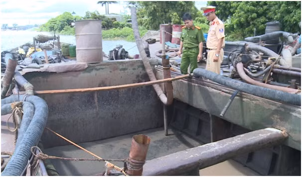 Các phương tiện khai thác cát trái phép bị bắt giữ. Các phương tiện khai thác cát trái phép bị bắt giữ.