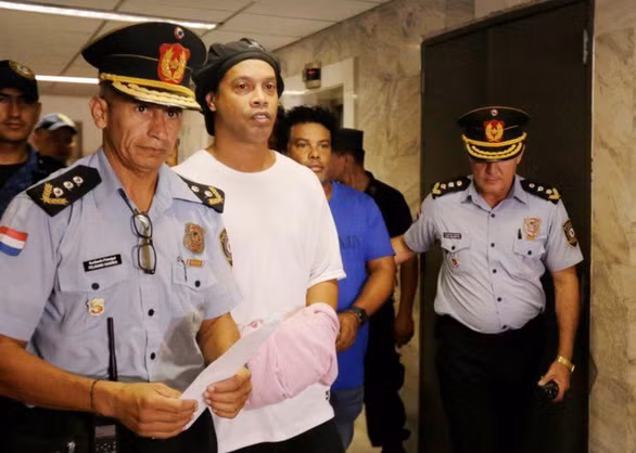 Ronaldinho bị bắt cùng anh trai hôm 6/3. Ảnh: Reuters.