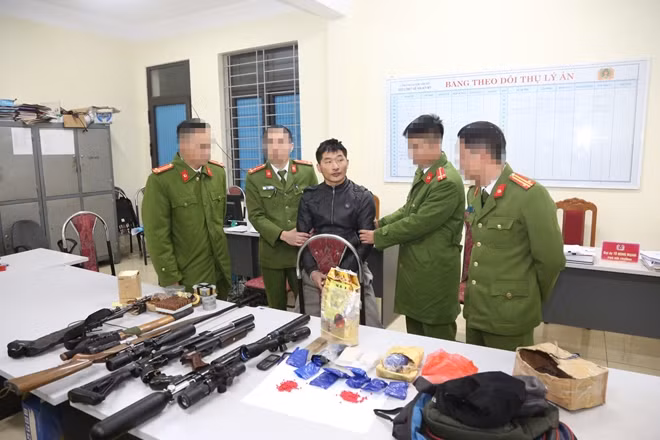 Đối tượng Giàng A Lề cùng tang vật vụ án.