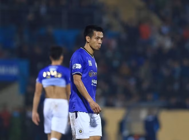 Ngay cả chủ nhân Quả Bóng vàng 2020 Văn Quyết cũng không thể giúp nổi Hà Nội FC kiếm nổi bàn danh dự trong trận này. Không những thế trong phút bù giờ thứ 3, lưới của Văn Công còn rung lên lần thứ 3.