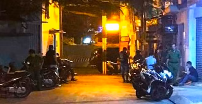 Công an Bình Thạnh khám nghiệm hiện trường vụ N và V thực hiện “trò chơi tình dục” dẫn đến việc N tử vong.