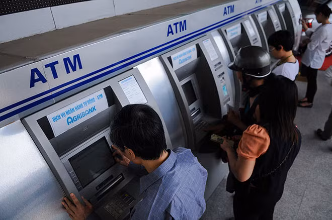 Nhiều ngân hàng vẫn chưa nâng hạn mức rút tiền theo quy định.