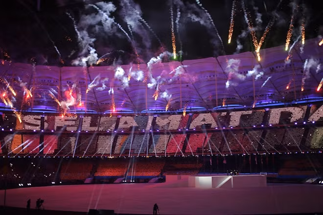 Màn trình diễn ánh sáng trên sân Sân Bukit Jalil.