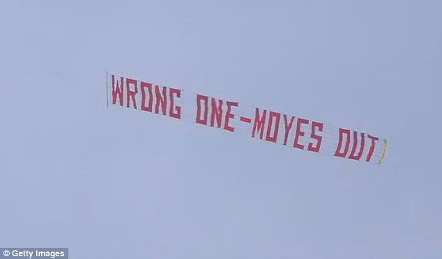 Máy bay được CĐV Man Utd thuê để căng biển ngữ đòi sa thải HLV Moyes năm 2014. Máy bay được CĐV Man Utd thuê để căng biển ngữ đòi sa thải HLV Moyes năm 2014.