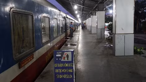 Nhà ga lặng lẽ khi đêm về.
