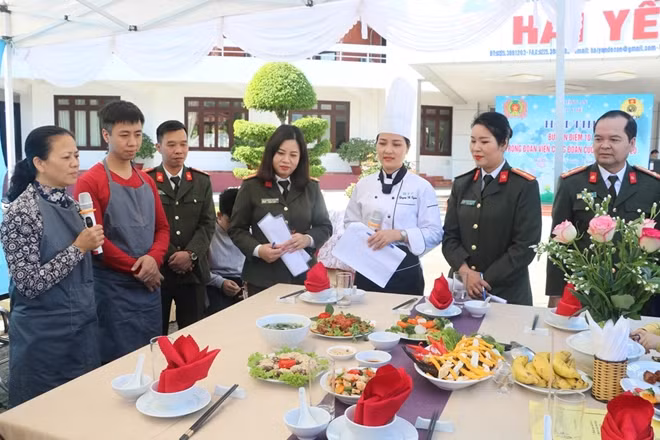 Ban Tổ chức chấm điểm các Đội thi.