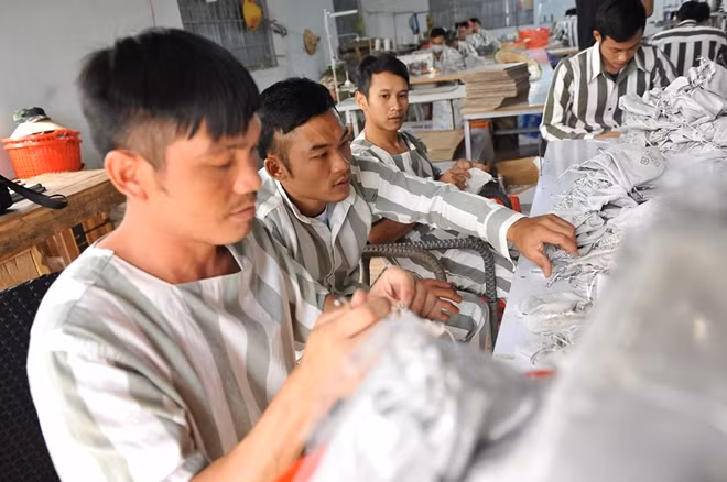Công tác đào tạo nghề cho phạm nhân ở Trại giam Đắk Tân luôn được chú trọng.