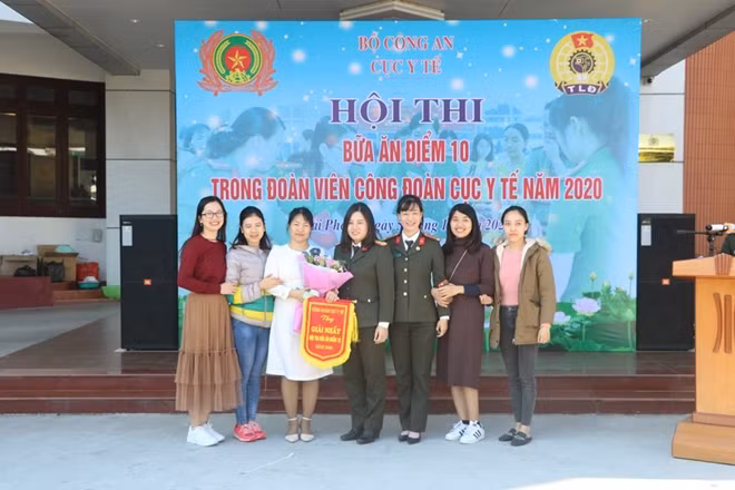 Trung tá Nguyễn Thanh Vân, Phó cục trưởng Cục Y tế trao Giải nhất cho đội thi.