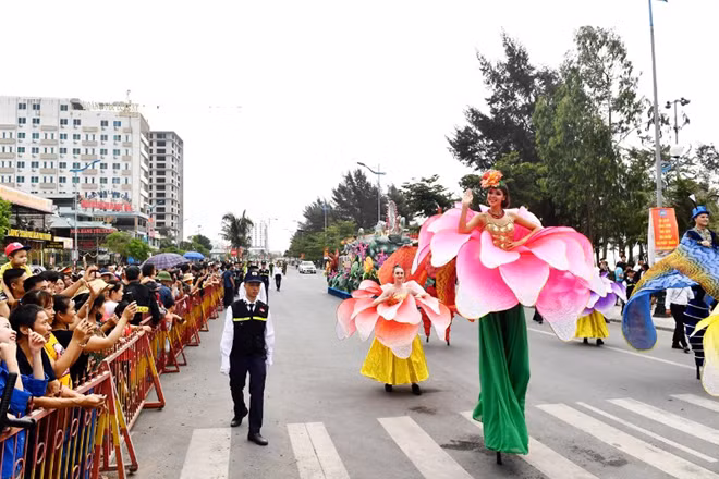 Lễ hội đường phố đặc sắc tại thành phố biển.