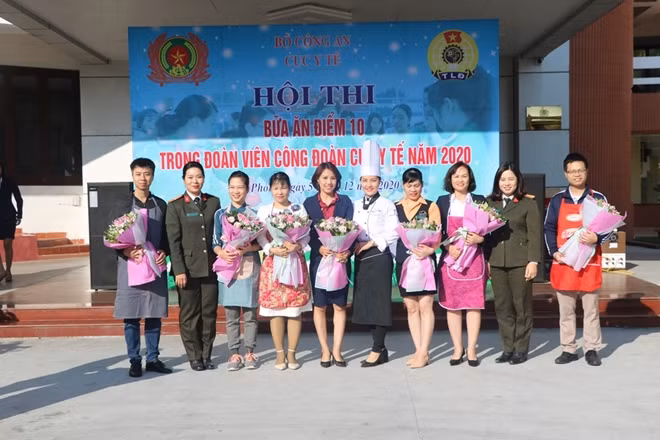 Trung tá Nguyễn Thanh Vân, Phó cục trưởng Cục Y tế tặng hoa cho các đội thi.