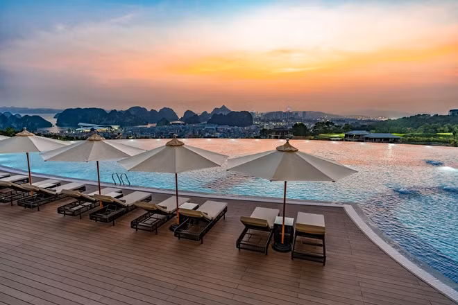 Bể bơi vô cực tại FLC Grand Hotel Halong sở hữu tầm nhìn ấn tượng bao quát cảnh Vịnh.