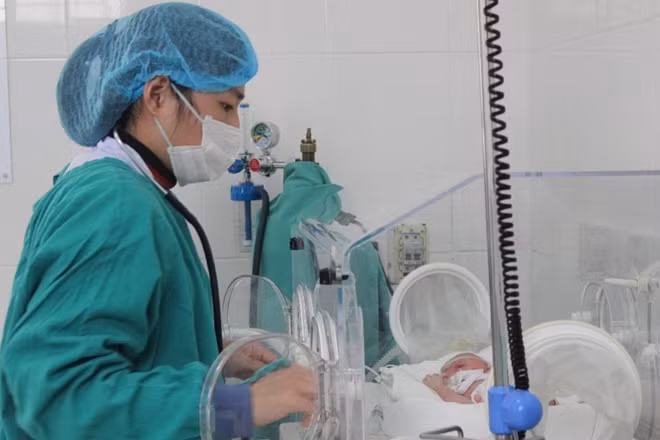 Bác sĩ Bệnh viện Đa khoa Mộc Châu chăm sóc trẻ sinh non tháng.