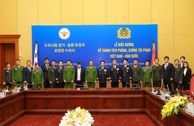 Thứ trưởng Lê Quý Vương, Tư lệnh Kim Chang Yong và các đại biểu tham dự buổi lễ.