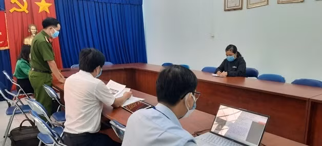 Cơ quan chức năng làm việc với bà L. Cơ quan chức năng làm việc với bà L.