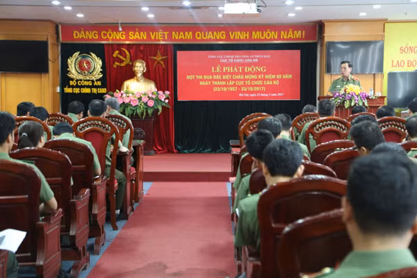 Thiếu tướng Đinh Huy Hiệu phát động đợt thi đua tại buổi Lễ. Thiếu tướng Đinh Huy Hiệu phát động đợt thi đua tại buổi Lễ.