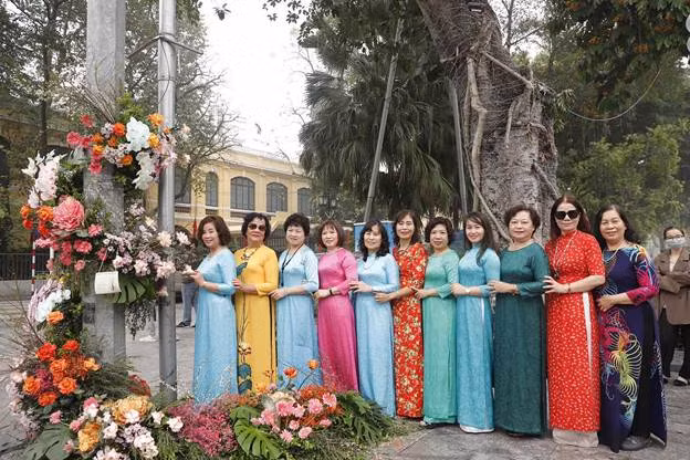 Từ sáng sớm, nhiều đoàn khách đã đến tham quan, chụp ảnh tại các cây cột đèn hoa quanh hồ. Các cô, bác xúng xính áo dài cùng lưu giữ những khoảnh khắc đẹp bên nhau. "Ý tưởng biến cột đèn vô tri vô giác thành điểm dải hoa tươi, nhiều màu sắc rất độc đáo và ý nghĩa với chị em phụ nữ dịp này", một du khách cho biết. Ảnh: Ngọc Thành. Từ sáng sớm, nhiều đoàn khách đã đến tham quan, chụp ảnh tại các cây cột đèn hoa quanh hồ. Các cô, bác xúng xính áo dài cùng lưu giữ những khoảnh khắc đẹp bên nhau. "Ý tưởng biến cột đèn vô tri vô giác thành điểm dải hoa tươi, nhiều màu sắc rất độc đáo và ý nghĩa với chị em phụ nữ dịp này", một du khách cho biết. Ảnh: Ngọc Thành.