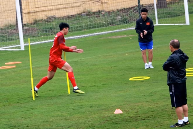 Ông thầy xứ kim chi quan sát tỉ mỉ mọi cầu thủ trên sân tập...