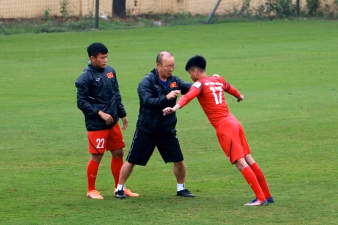 Chiến lược gia người Hàn Quốc tỉ mỉ hướng dẫn từng cầu thủ tại những bài tập khác nhau.