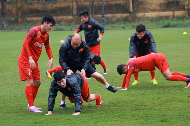 Tuy nghiêm túc nhưng trên sân tập hôm nay cũng không thiếu tiếng cười, đặc biệt là trong những khoảnh khắc "hài hước" mà ông thầy người Hàn tạo ra.