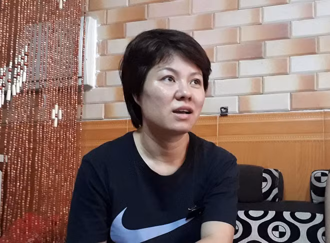 Chị Hoa không chấp nhận lời xin lỗi của đại diện phường Văn Miếu. Chị Hoa không chấp nhận lời xin lỗi của đại diện phường Văn Miếu.