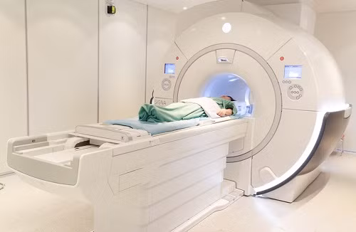 Vinmec là bệnh viện đầu tiên tại Đông Nam Á sử dụng máy chụp cộng hưởng từ mới 3.0 Tesla công nghệ Silent từ nhà sản xuất GE Healthcare (Mỹ). Máy áp dụng công nghệ chụp cộng hưởng từ an toàn, chính xác nhất hiện nay, không dùng tia X, không xâm lấn. Công nghệ Silent rất có lợi cho các trường hợp bệnh nhân là trẻ nhỏ, người già, bệnh nhân sức khỏe yếu hay vừa phẫu thuật.