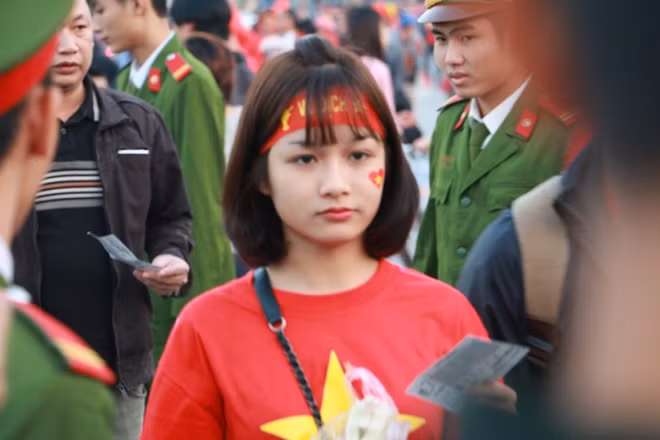 Nữ CĐV xinh đẹp. Ảnh: Trần Ngọc.
