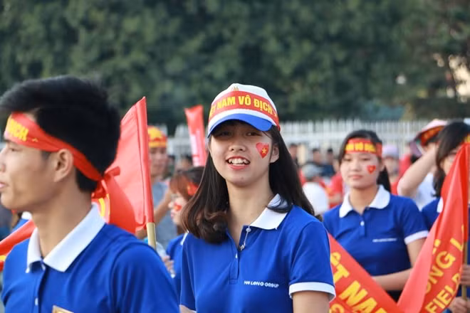 Với hình quốc kỳ trên má.