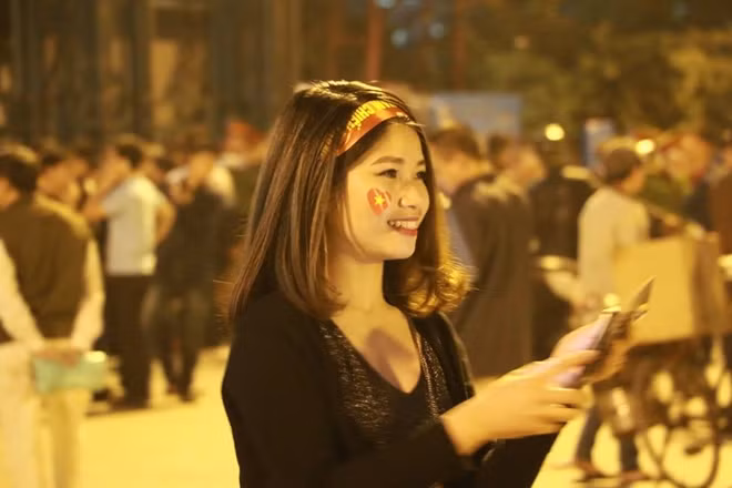 Cô gái này cũng tới sân cổ vũ đội tuyển.