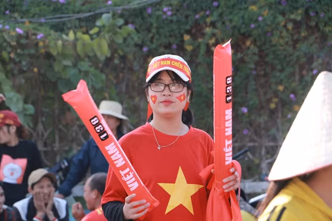 Những CĐV áo đỏ vẫn đang ùn ùn kéo về sân Mỹ Đình. Ảnh: Trần Ngọc.