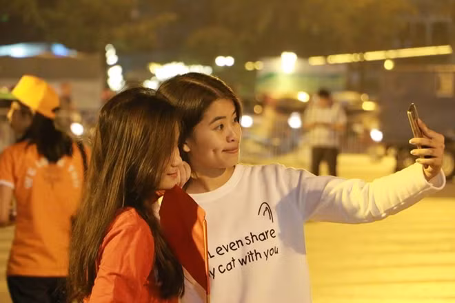 Tranh thủ tự sướng trước trận đấu.