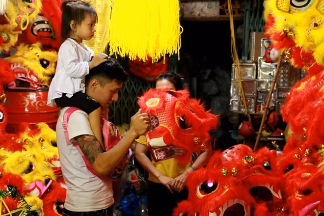Bên cạnh đèn ông sao nhiều món đồ chơi truyền thống khác cũng "lên ngôi". Các bậc cha mẹ giờ đây luôn chú ý việc mua các món đồ chơi có tính truyền thống cho con em.