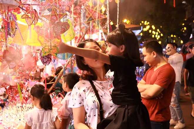 Rất nhiều cô bé bị thu hút bởi chiếc đèn nhiều màu này. Chỉ với 10.000 đồng là các em có thể sở hữu một món đồ chơi đã trở thành "huyền thoại" của tuổi thơ Việt Nam.