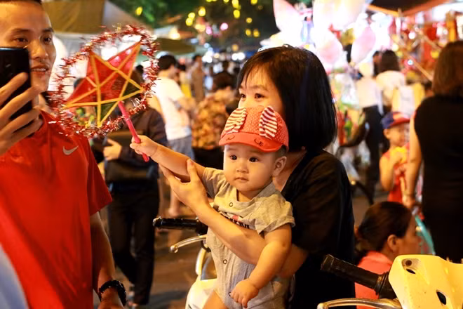 Khu bán hàng buổi tối trên phố Hàng Mã sẽ còn tiếp tục nhộn nhịp qua hết ngày Tết Trung thu.
