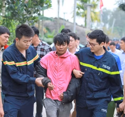 Lực lượng cứu nạn đưa Trịnh Văn Nhậm về trung tâm y tế.