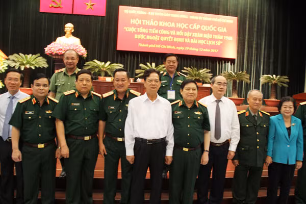 Các đồng chí lãnh đạo và nguyên lãnh đạo Đảng, Nhà nước dự hội thảo.