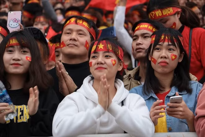 Hàng chục triệu cặp mắt đang dõi theo những đôi chân của U23 Việt Nam. Ảnh: Trần Ngọc.