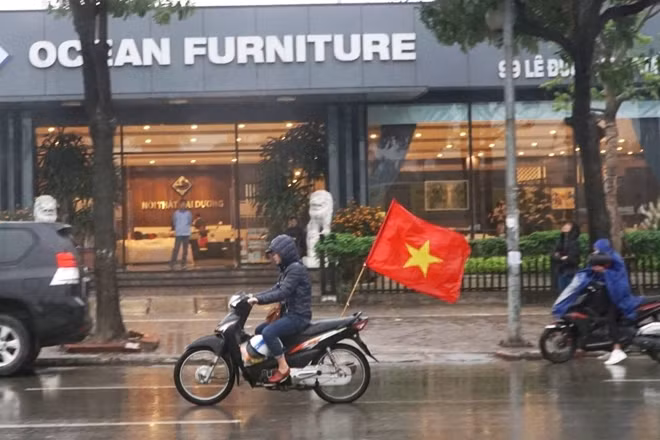 Không khó để bắt gặp cảnh những cổ động viên mang theo cờ khoác băng rôn trên nhiều tuyến đường tại Hà Nội vào sáng nay.