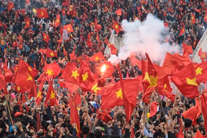 CĐV Việt Nam trên sân Mỹ Đình ăn mừng bàn thắng gỡ hòa của Quang Hải. Ảnh: Trần Ngọc