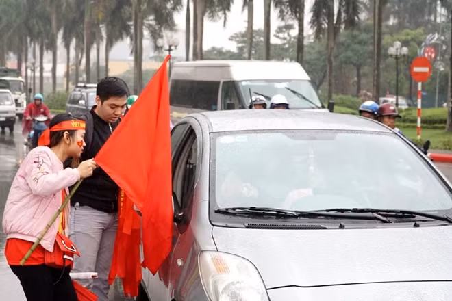 Những lá cờ cỡ lớn thể được cắm lên xe ô tô...