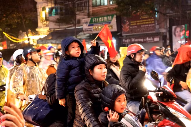 Những CĐV nhí cũng xuống đường trong ngày vui hiếm có của bóng đá nước nhà.