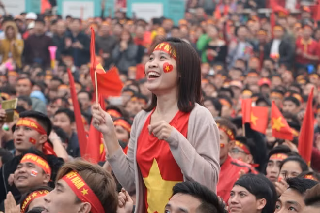 Hàng triệu CĐV Việt Nam đang dõi theo những đôi chân của các chiến binh sân cỏ. Ảnh: Trần Ngọc.