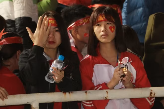 Nước mắt đã rơi trên khuôn mặt của rất nhiều cổ động viên Việt Nam, họ không trách các cầu thủ U23, chỉ tiếc nuối những nỗ lực bỏ ra của thày trò Pak Hang-seo không thể đưa đội bóng áo đỏ để đỉnh cao vinh quang.