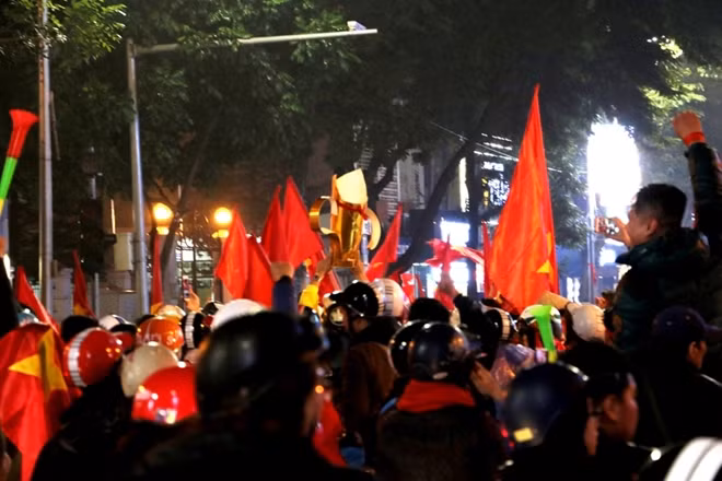 Việt Nam vô địch, Việt Nam cố lên vang lên trên khắp các con phố tại Hà Nội cũng như nhiều nơi trên cả nước. Cứ chơi cống hiến như thế, bóng đá Việt Nam không bao giờ đánh mất được niềm tin nơi người hâm mộ.