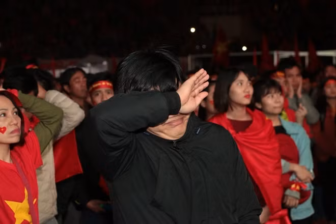 Chúng ta chưa bao giờ chơi hay, chơi đẹp đến thế. Vậy mà chức vô địch lại tuột khỏi tay chúng ta ở ngay phút cuối.