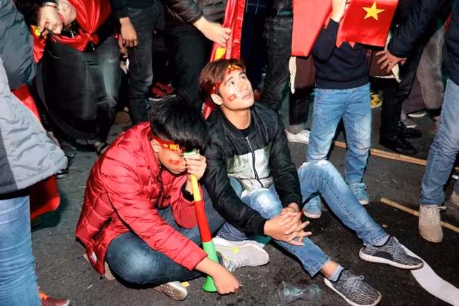 Hai chàng trai này đã sụp xuống ngay sau khi trọng tài nổ hồi còi kết thúc trận đấu. Thật không ngờ chúng ta lại thất bại bởi một bàn thua ở phút cuối cùng của trận đấu.