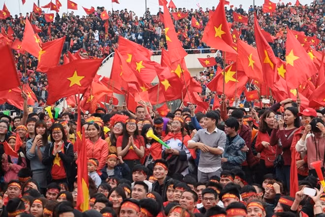 Không khí sôi động trên sân Mỹ Đình. Ảnh: Trần Ngọc.