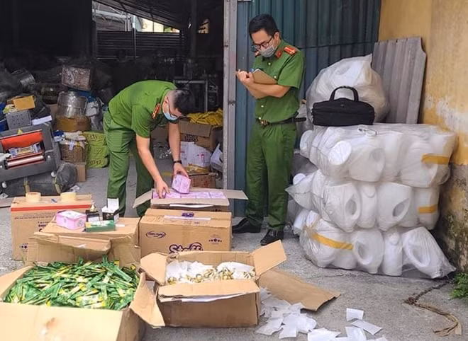 Công an huyện Đông Anh kiểm tra số thực phẩm và mỹ phẩm được làm giả.