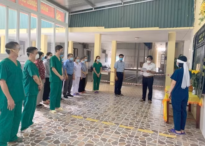 Cán bộ, nhân viên của Bệnh viện Dã chiến số 1 Nghệ An đọc điếu văn tưởng nhớ cụ Nguyễn Thị Xuân và viếng, bái vọng, chia buồn cùng chị Nguyễn Thị Thùy Linh